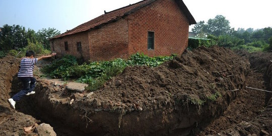 Menolak digusur, rumah lansia China dipagari parit sedalam 1,5 meter