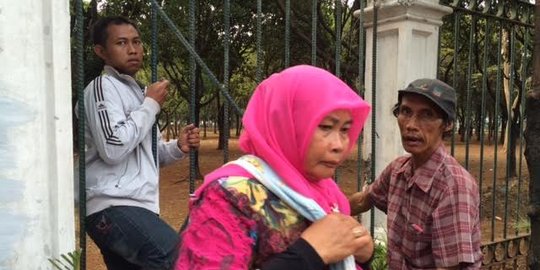 Parah, pagar Monas dipotong untuk keluar masuk pengunjung