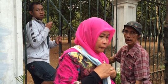 Lewat pagar yang terpotong, warga masuk ke Monas dimintai Rp 2.000