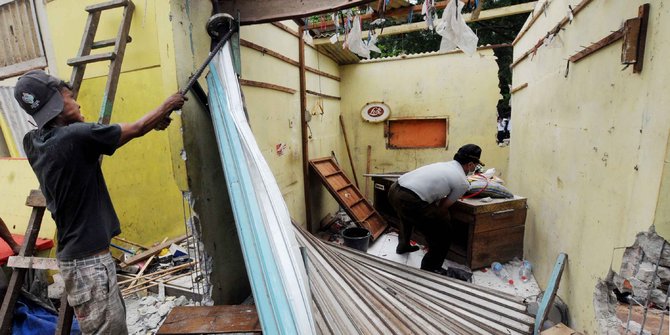 Lapak dibongkar, puluhan pedagang ngamuk lawan Satpol PP di Bali