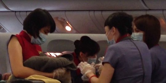 bali los angeles ibu ini melahirkan di pesawat rev7