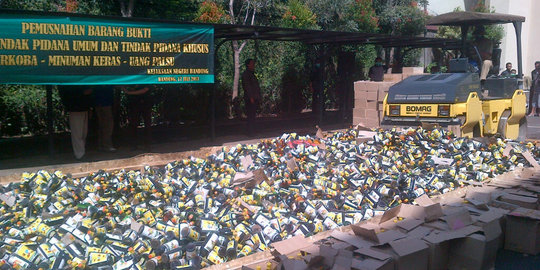 Tahun Baru Islam, Pemkab Purwakarta musnahkan ribuan botol 