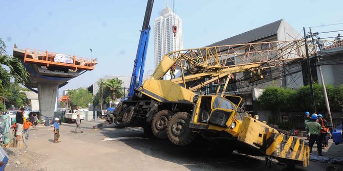 Ini crane proyek JLNT Tendean-Cileduk yang roboh di Kebayoran Baru