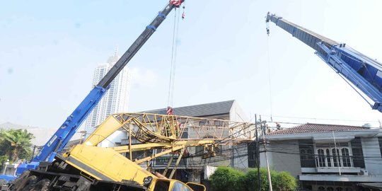 Crane roboh di Jaksel, kamar atas rumah pensiunan jenderal jebol