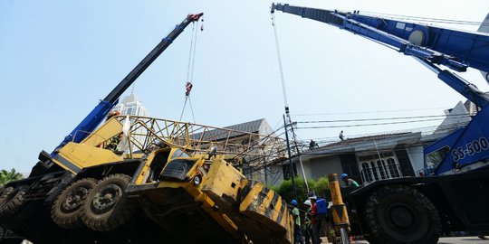 Proses evakuasi crane timpa rumah di Kebayoran Baru