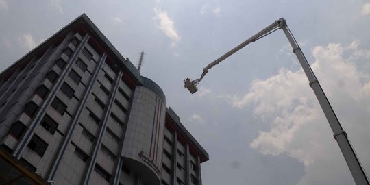 Padamkan kebakaran di Gedung Sarinah, petugas pakai bronto sky lift