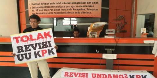 Tolak pelemahan KPK, warga Solo kirim peti mati ke kantor KPK