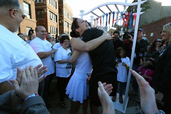 stephanie reinhart dan mark jockel menikah di tengah chicago marathon 2015