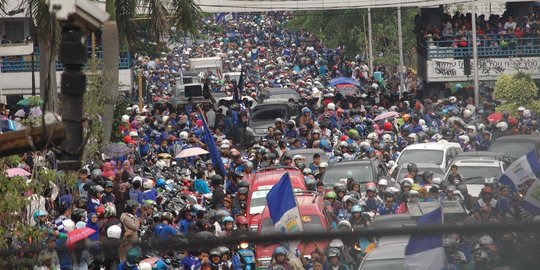 Hiruk-pikuk mengawal Bobotoh menuju GBK