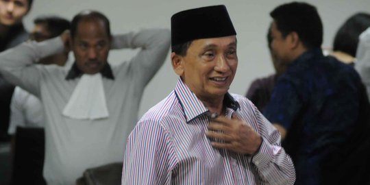 Sidang vonis ditunda, Fuad Amin tersenyum lepas