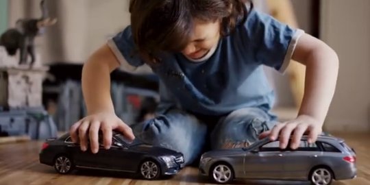 [Video] Iklan cerdas Mercedes-Benz yang bikin anak jengkel
