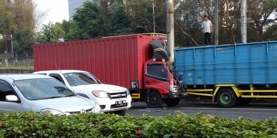 2 Truk dan Panther serudukan di Tol Pondok Indah