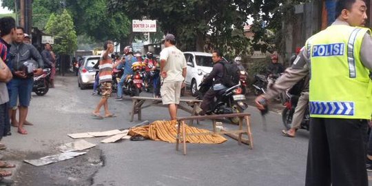 Nyalip truk terhimpit angkot, siswa tewas terlindas di Joglo Raya