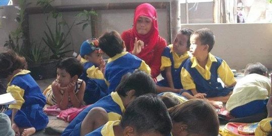 Kisah Elita, penjual otak-otak di Muara Angke dapat beasiswa kuliah