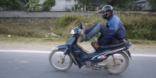 Tingkah konyol warga Vietnam kendarai motor dengan kaki