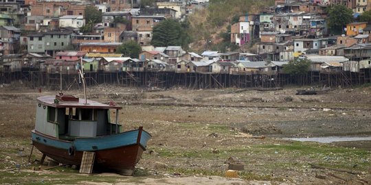 Kemarau ekstrem, ribuan perahu terdampar di sungai kering