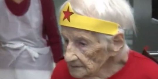 Nenek ini pakai kostum Wonder Woman di ulang tahun ke-103