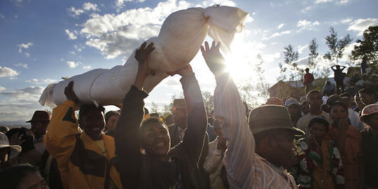 Mengenal famadihana, tradisi karak jenazah di Madagaskar