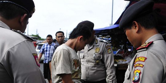 keluar dari persembunyian minta makan ke warga rev1