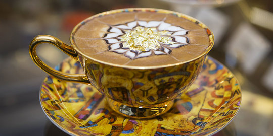 Hotel di Kazakhstan ini sajikan cappuccino bertabur emas