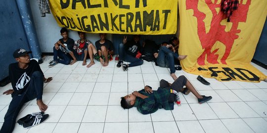 Loyalitas suporter Sriwijaya FC rela menginap di Senayan