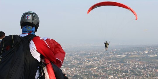 Indahnya, parasut paralayang bertarung di langit Gunung Banyak Batu