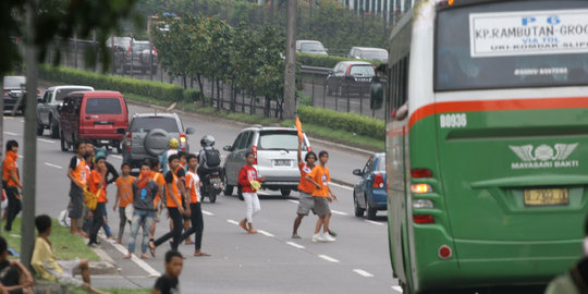 Lindungi kendaraan pelat D, mobil Kapolres Jaktim dirusak Jakmania