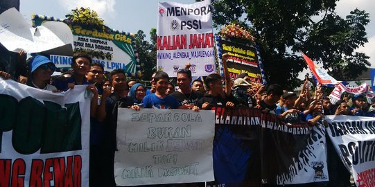 Sebelum menuju GBK, bobotoh berkumpul di depan Gedung Sate