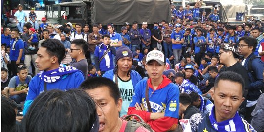 Ratusan Bobotoh Menuju Gbk Berkumpul Di Depan Gedung Sate 9146