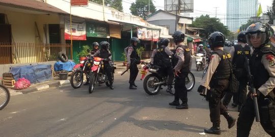 Jakmania bentrok dengan polisi di Stasiun Palmerah