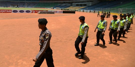 Nonton final Piala Presiden, Jokowi diapit Ahok dan Setya Novanto