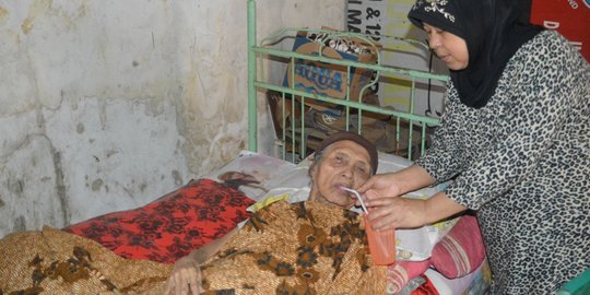 Derita Nenek Zahira, lumpuh dan hidup sendiri selama 4 tahun