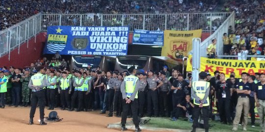 Tak mau kebobolan, polisi awasi gerak gerik penonton di GBK