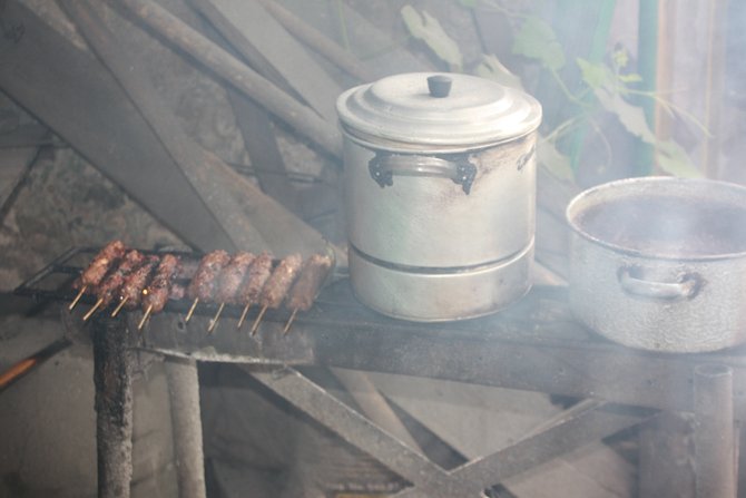 Mencicipi empuknya sate tempo dulu 20151018211629-4-warung-sate-gebug-kayutangan-malang-001-tantri-setyorini