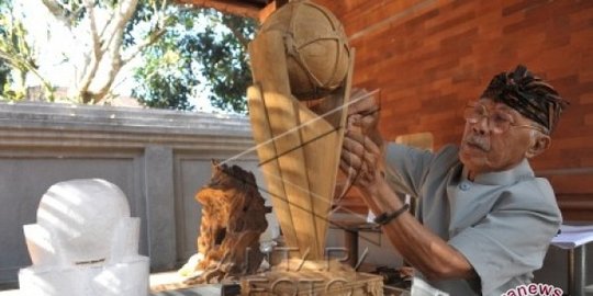 Unik, trofi Piala Presiden buat Persib ternyata dari kayu jati