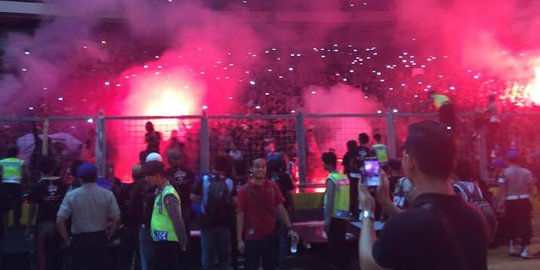 Ditegur polisi, bobotoh buang petasan hingga kena wartawan