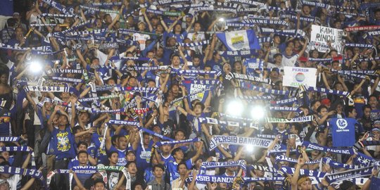 Aksi puluhan ribu Bobotoh birukan Gelora Bung Karno