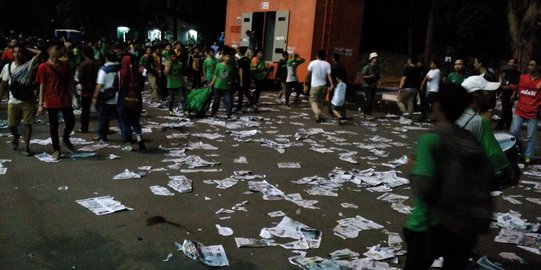 Final selesai, Stadion Utama GBK berubah jadi lautan kertas