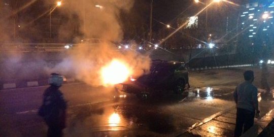 Mitsubisi Pajero terbakar di depan Kalibata City