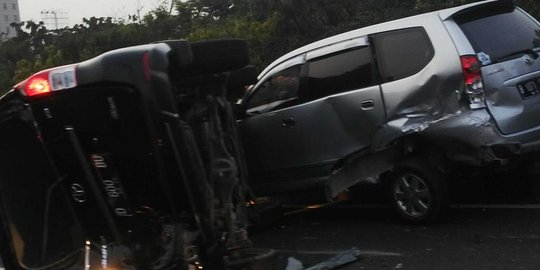 2 Mobil dan Bus tabrakan di Tol Dalam Kota, lalu lintas macet