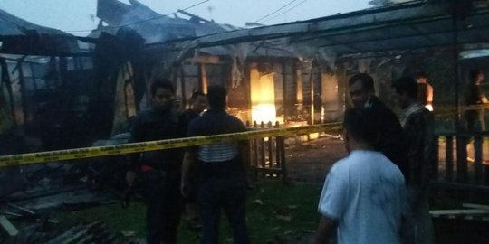 Genset korsleting, 4 rumah di Asrama Brimob Pekanbaru terbakar