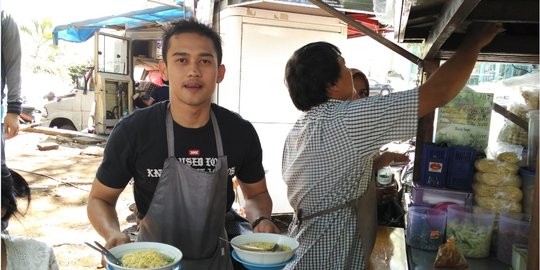 Penjual mi ayam ganteng, pelanggan sampai minta foto bareng