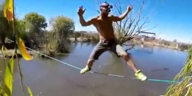 Video greget, pria seberangi sungai penuh buaya cuma pakai tali