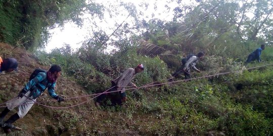 6 Pendaki Gunung Lawu dari jalur Cemoro Kandang berhasil dievakuasi