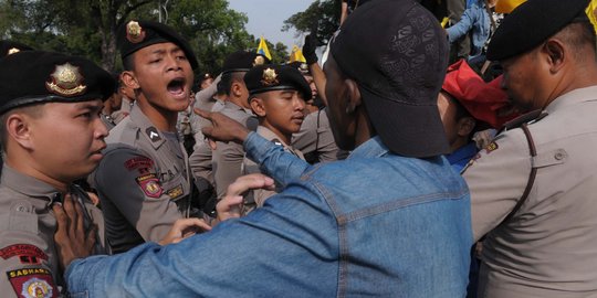 Demo setahun kinerja Jokowi-JK di Istana berujung bentrok