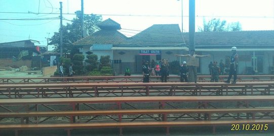 Nyopet di kereta, pria ini disetrap telanjang dada di St Manggarai