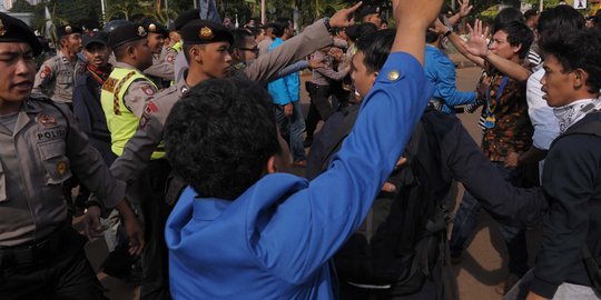 Demo mahasiswa di Jambi kritik setahun Jokowi-JK berakhir ricuh