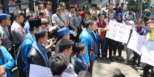 Massa PMII gelar demo setahun Jokowi-JK di DPRD Malang