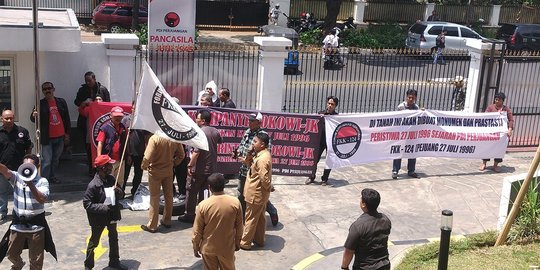 Tuntut kudatuli diusut, belasan pendemo geruduk DPP PDIP