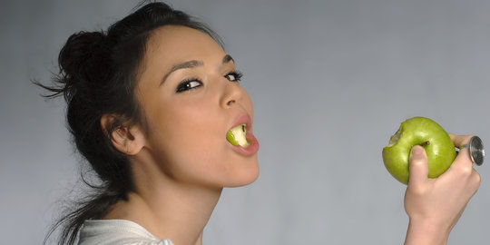 Sebal karena mulut bau bawang? Makanlah apel